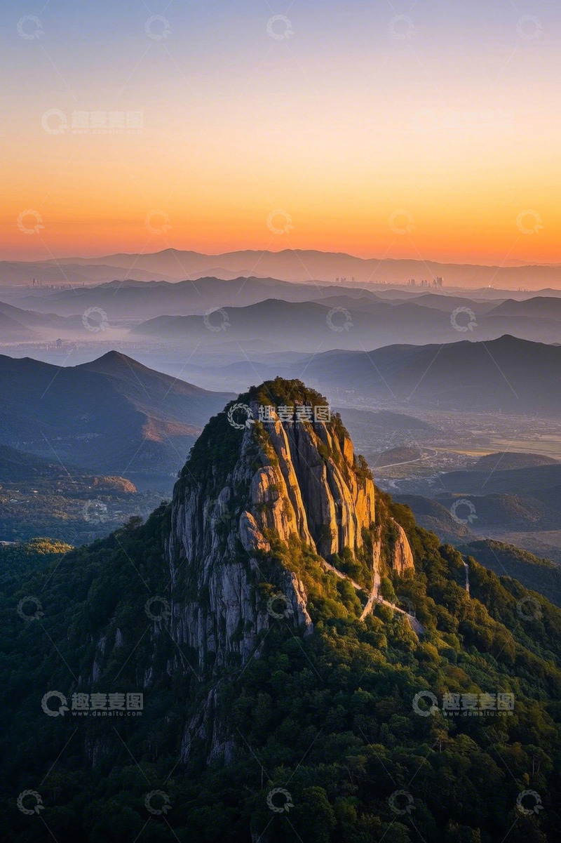 高清大图下载【趣麦麦图】日落时分的山脉与森林景观