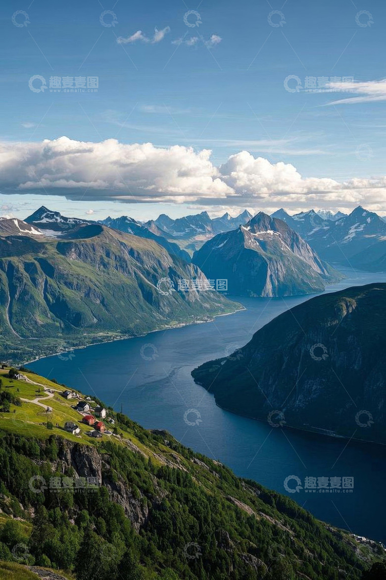 挪威峡湾与群山风景