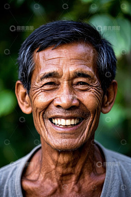 一位快乐的老年男子肖像