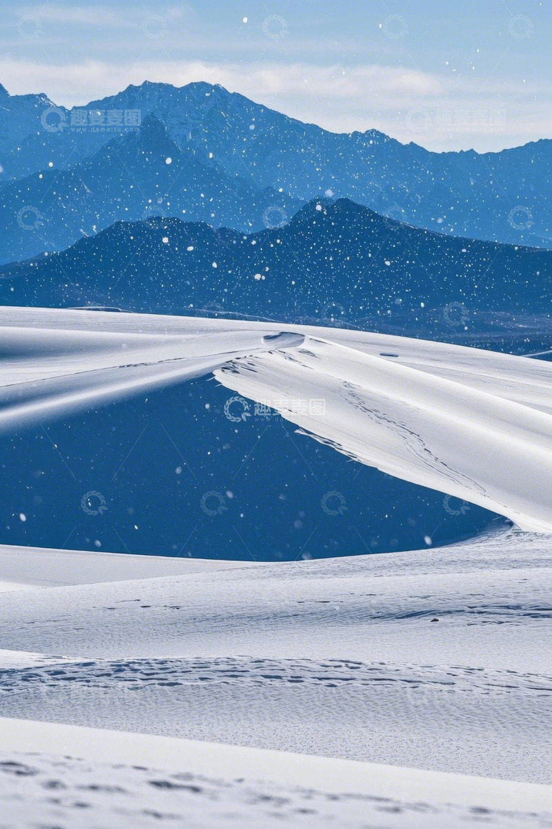 高清大图下载【趣麦麦图】雪天沙漠沙丘与远山景观