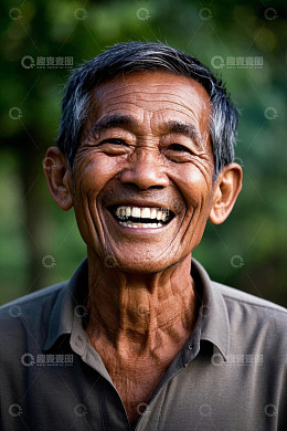 快乐笑容的老年男子户外写真