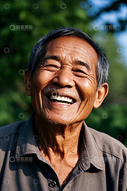 户外快乐微笑的老年男子