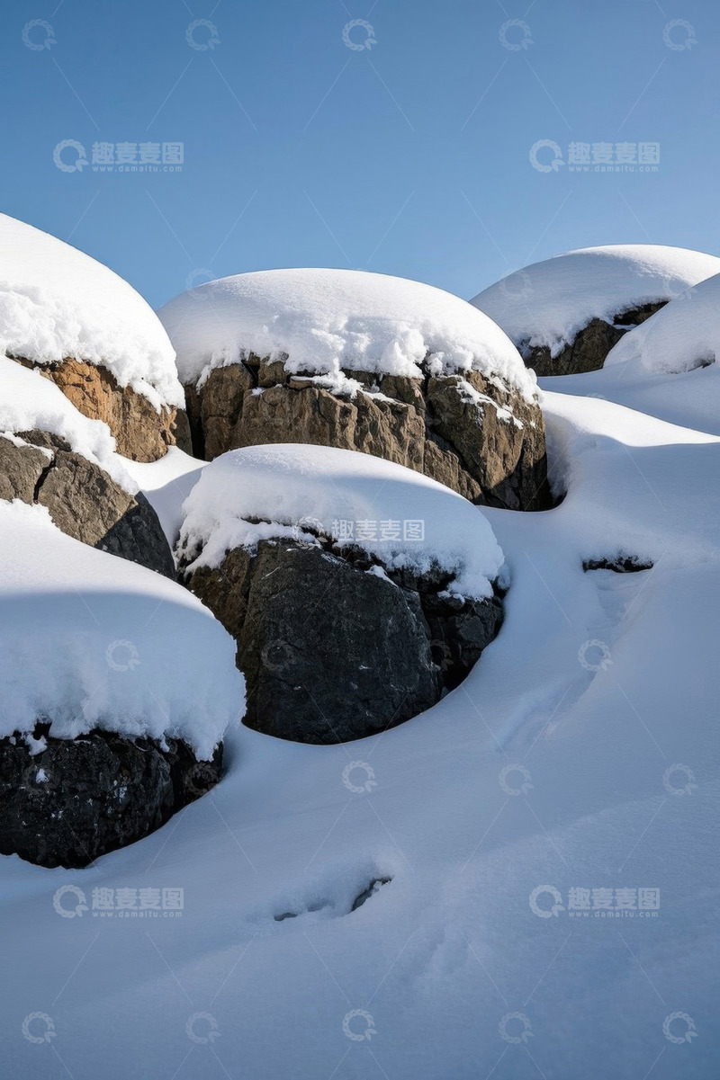 高清大图下载【趣麦麦图】积雪覆盖的岩石自然景观