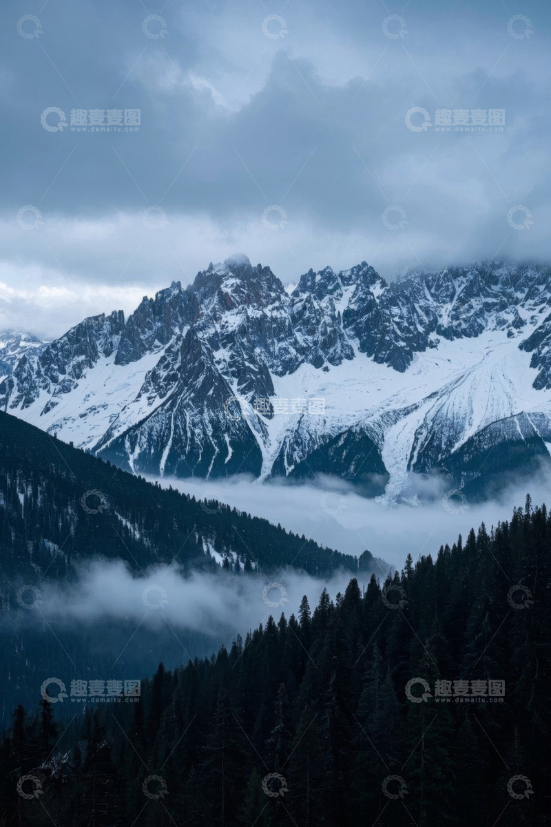 高清大图下载【趣麦麦图】云雾缭绕的雪山与森林景观