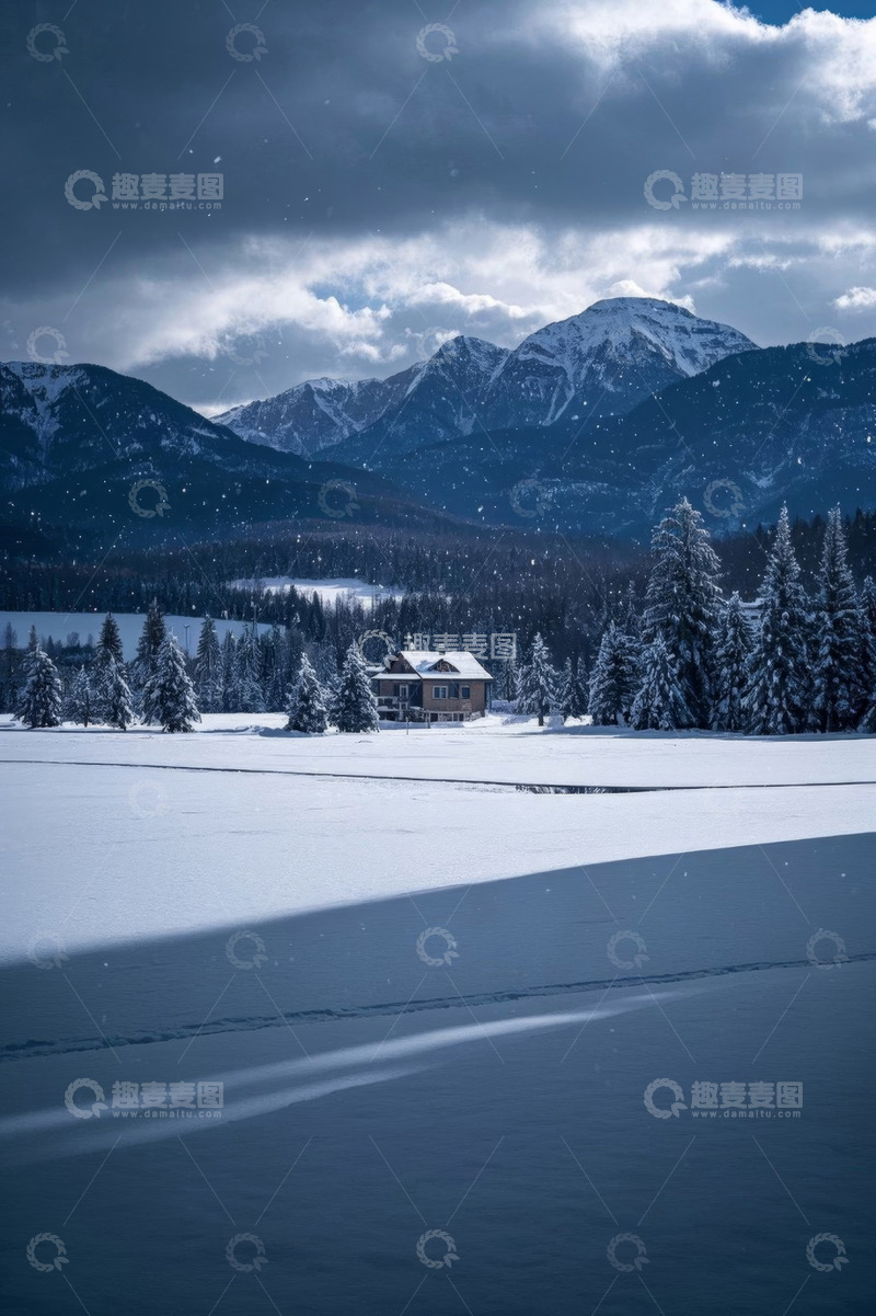 高清大图下载【趣麦麦图】雪山下的雪地森林与小屋景观