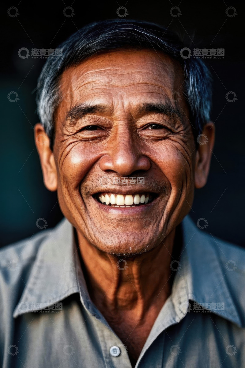 高清大图下载【趣麦麦图】一位笑容可掬的老年男子肖像