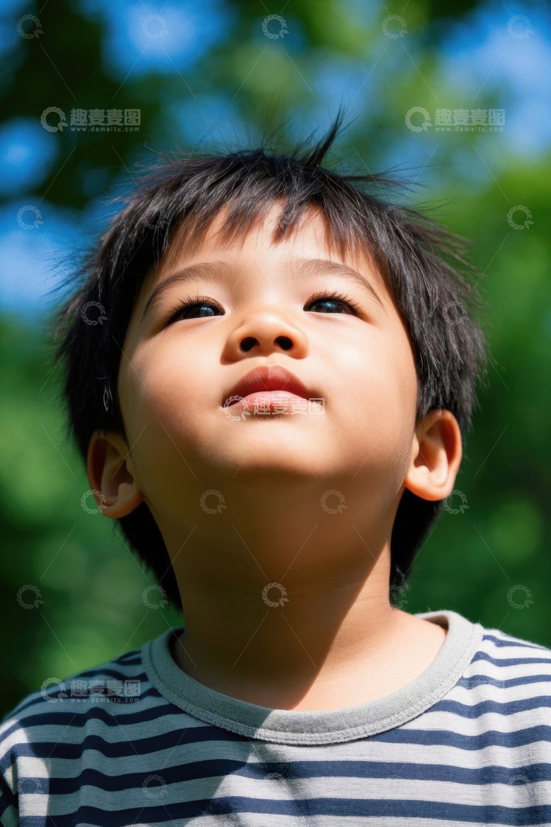 高清大图下载【趣麦麦图】阳光下仰望天空的小男孩