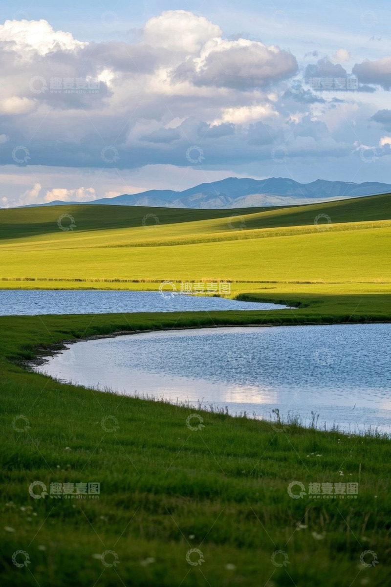 高清大图下载【趣麦麦图】草原湖泊与远处山峦风景