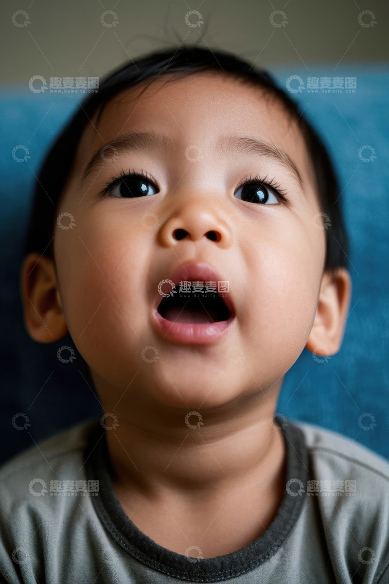 高清大图下载【趣麦麦图】可爱宝宝仰望天空眼神纯真