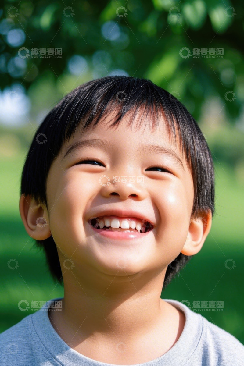 高清大图下载【趣麦麦图】阳光下快乐微笑的男孩