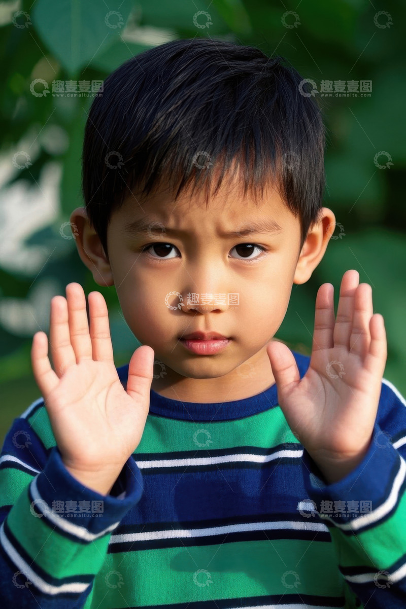 高清大图下载【趣麦麦图】男孩双手合十严肃表情