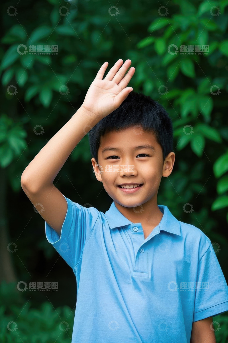 高清大图下载【趣麦麦图】男孩户外开心挥手问好