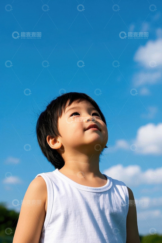 小孩仰望天空充满好奇