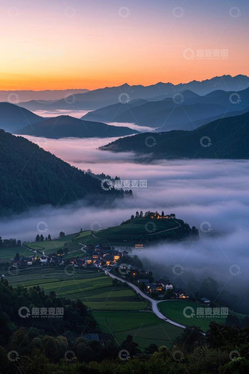 高清大图下载【趣麦麦图】山间晨雾中小镇与田野美景