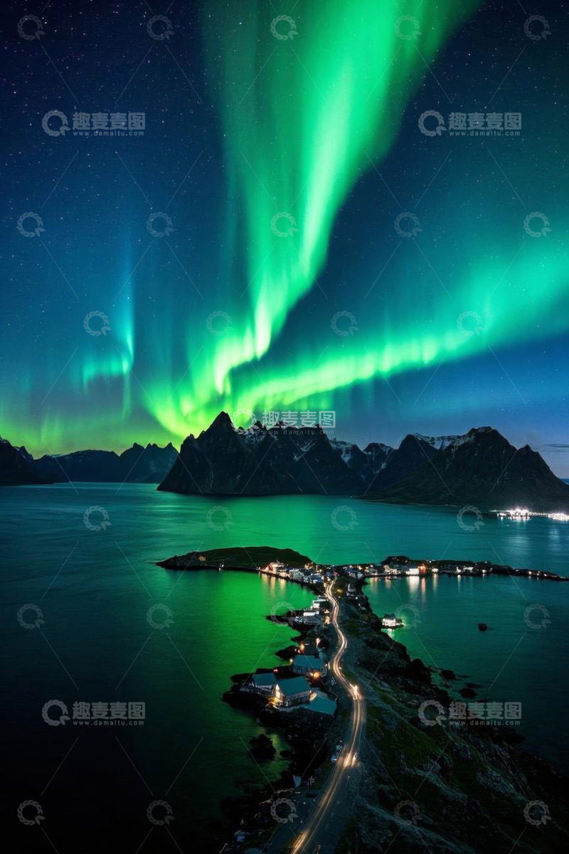 高清大图下载【趣麦麦图】北欧夜空下的极光与海岸小镇