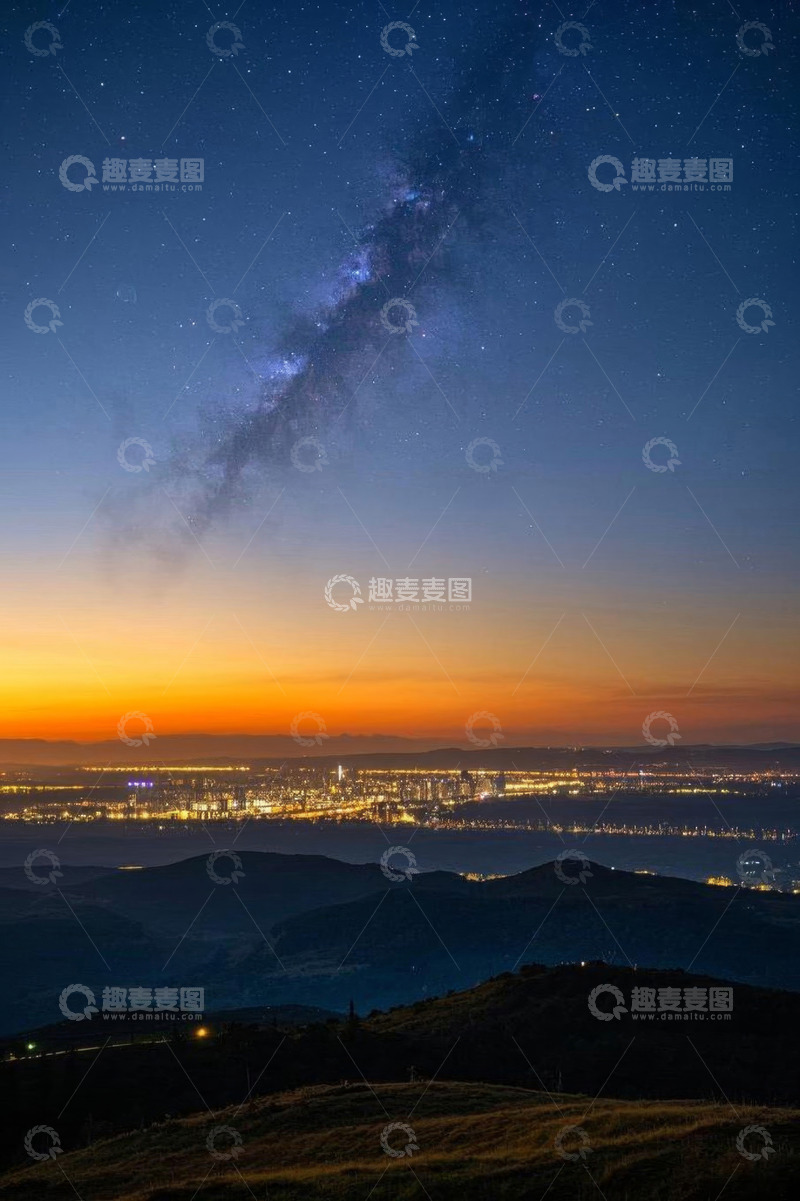 高清大图下载【趣麦麦图】山顶俯瞰城市夜景与星空