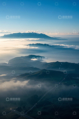 航拍山间云海与道路景观