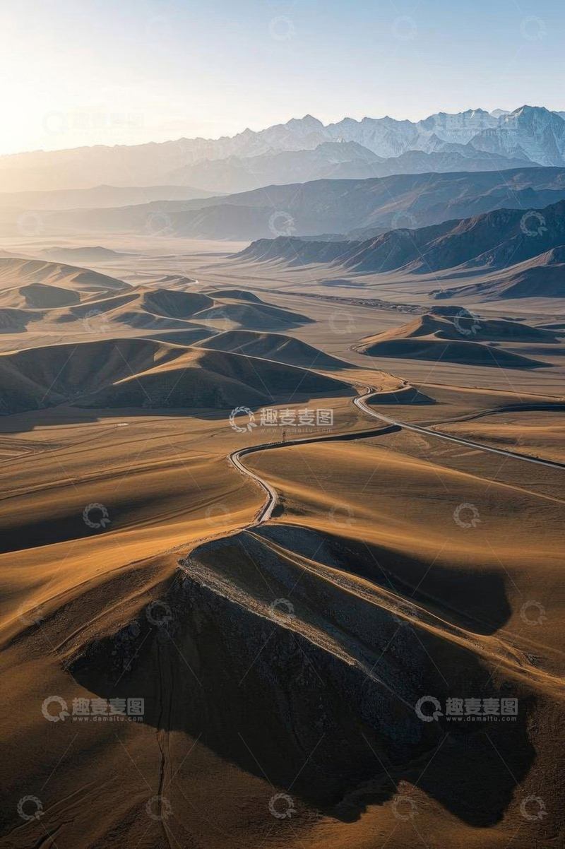 高清大图下载【趣麦麦图】沙漠公路与远处山脉景观