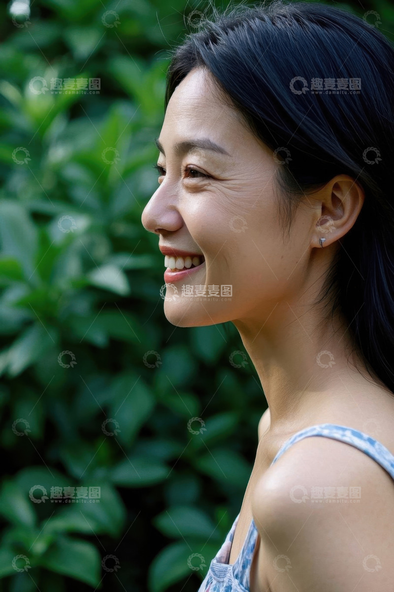 高清大图下载【趣麦麦图】侧脸微笑的年轻女子户外写真