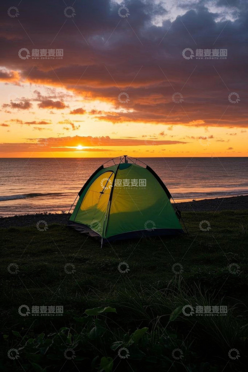 高清大图下载【趣麦麦图】海边草地的露营帐篷日落景象