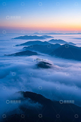 云海环绕的山峦日出景观
