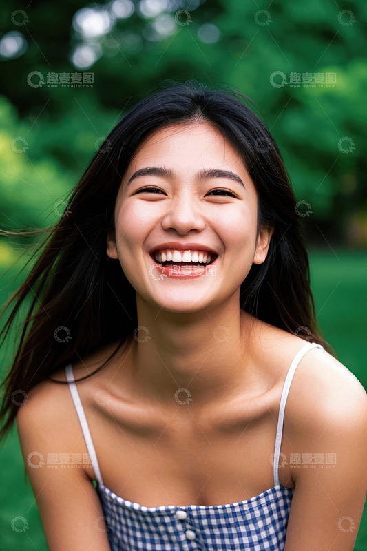快乐笑容的年轻亚洲女孩户外写真