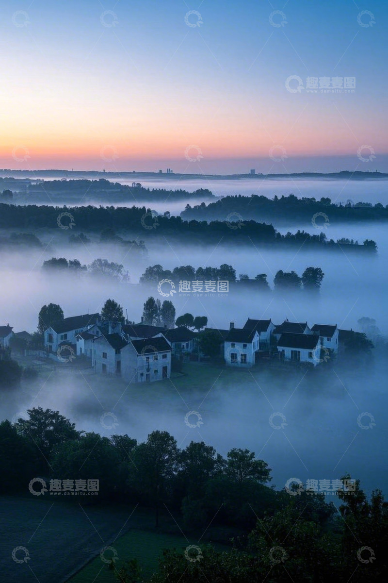 高清大图下载【趣麦麦图】晨雾中的乡村景观