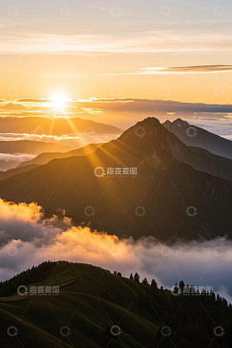 日出时分山峦云海景观