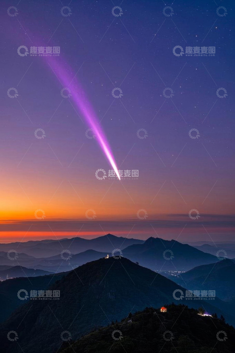 高清大图下载【趣麦麦图】山间夜空的彗星与星空景象
