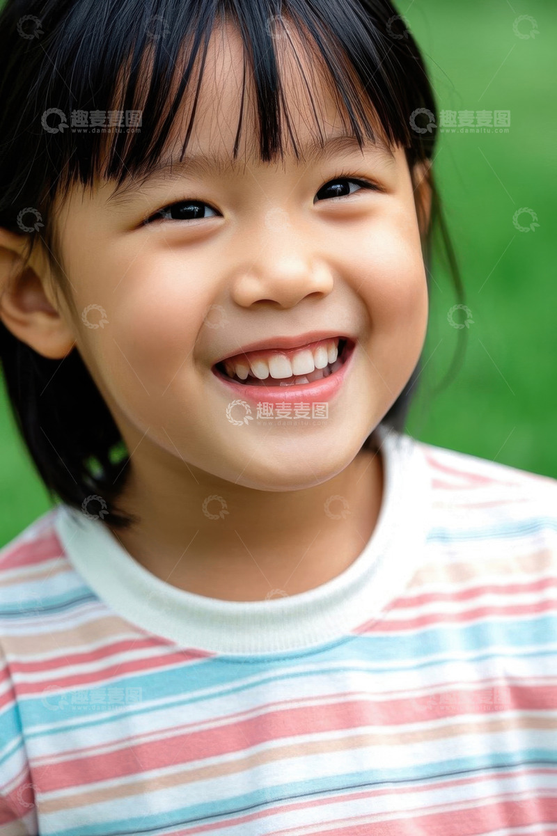 高清大图下载【趣麦麦图】快乐笑容的小女孩户外写真
