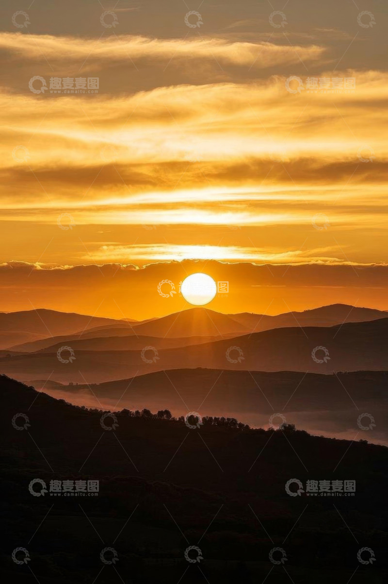 高清大图下载【趣麦麦图】日出时分山峦与霞光景象
