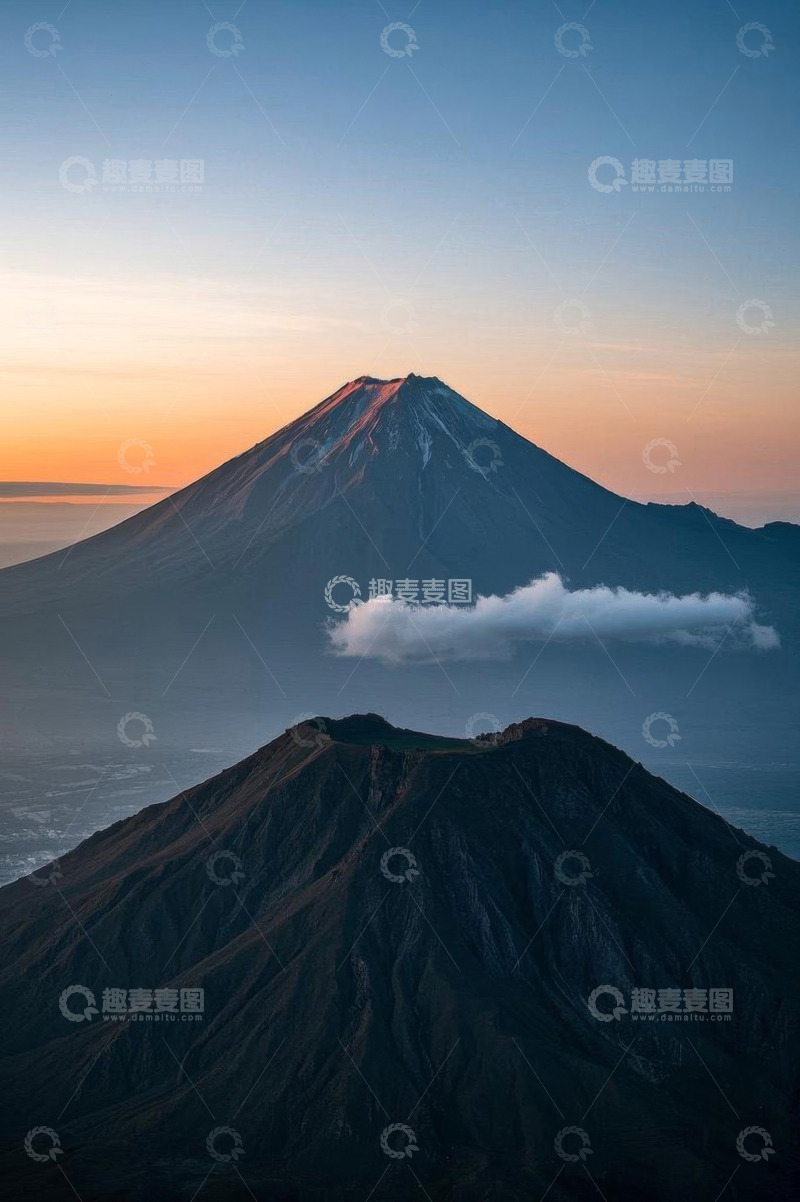 高清大图下载【趣麦麦图】日落时分的山峰自然风光