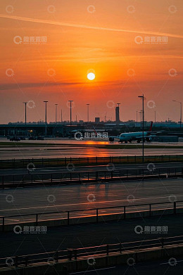 机场日落时的飞机景观