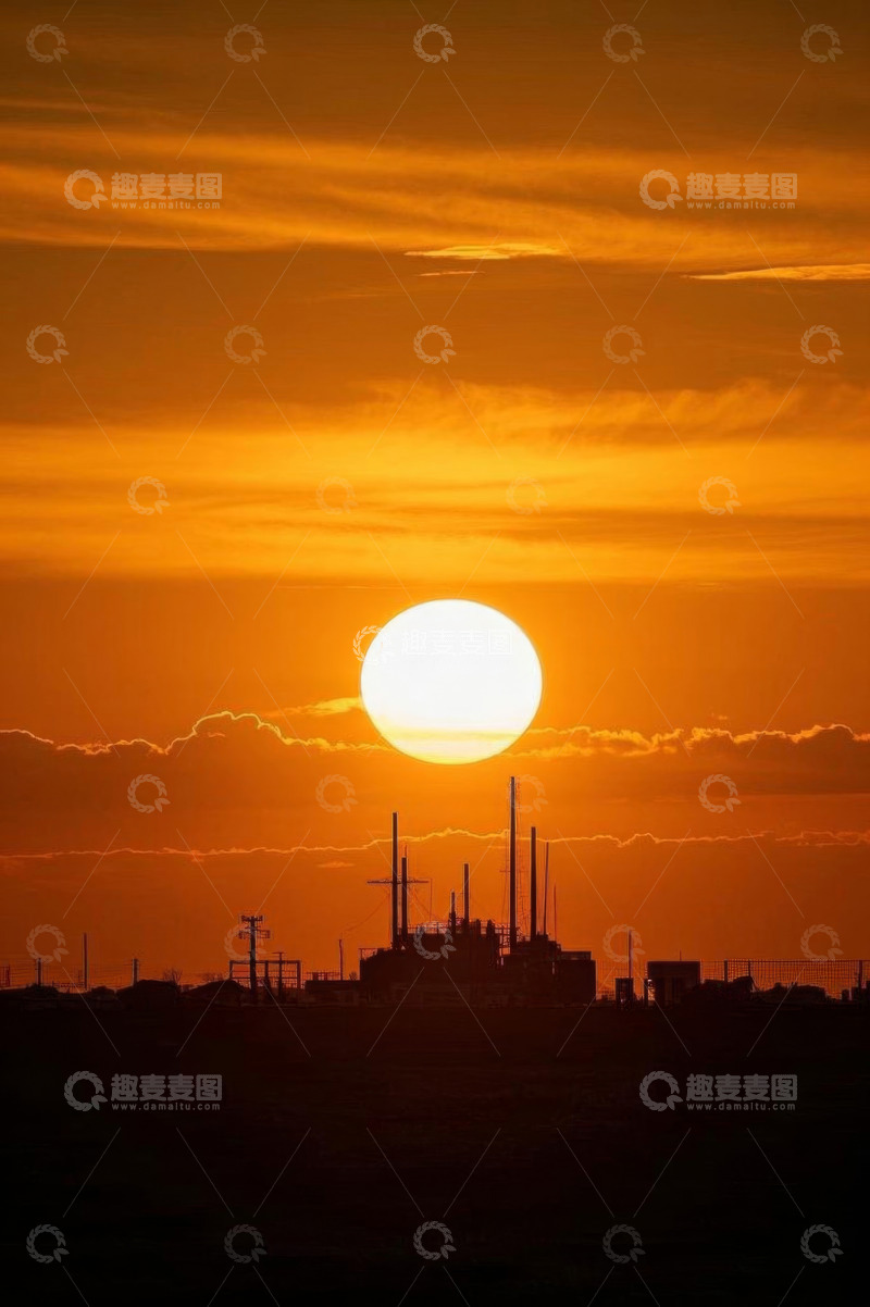 高清大图下载【趣麦麦图】日落时分工业设施与太阳景观
