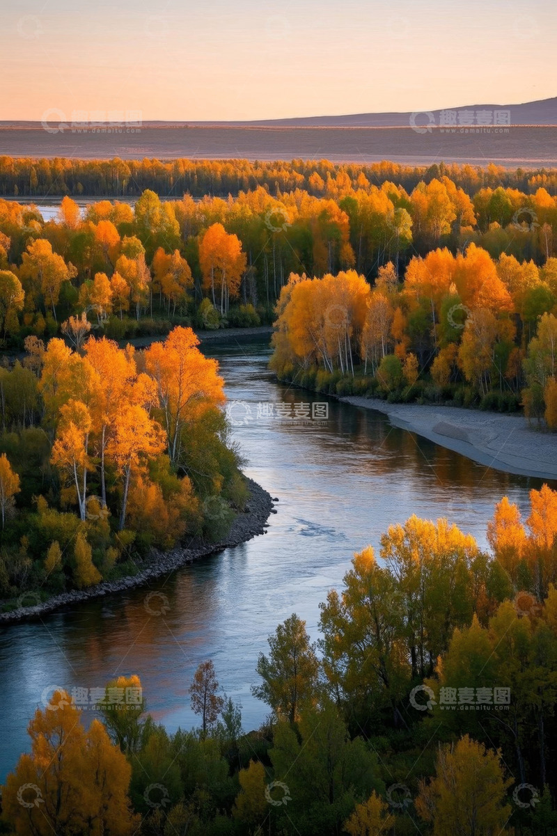 高清大图下载【趣麦麦图】秋日河流旁金黄树林景观