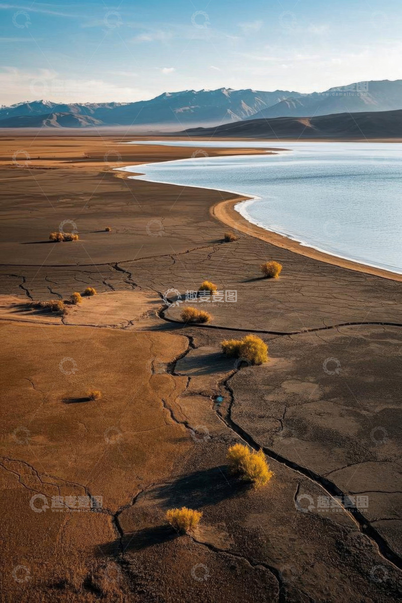 高清大图下载【趣麦麦图】干旱地区湖泊与干裂土地景观