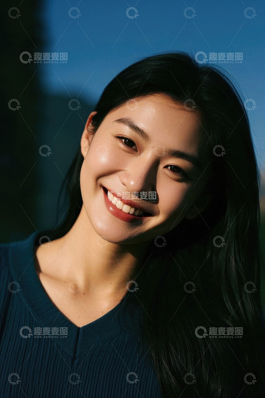 阳光下笑容灿烂的年轻女子