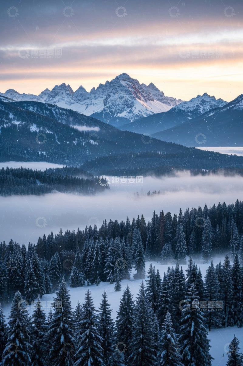 高清大图下载【趣麦麦图】雪覆山林与远山的自然景观