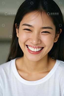 笑容灿烂的亚洲年轻女子