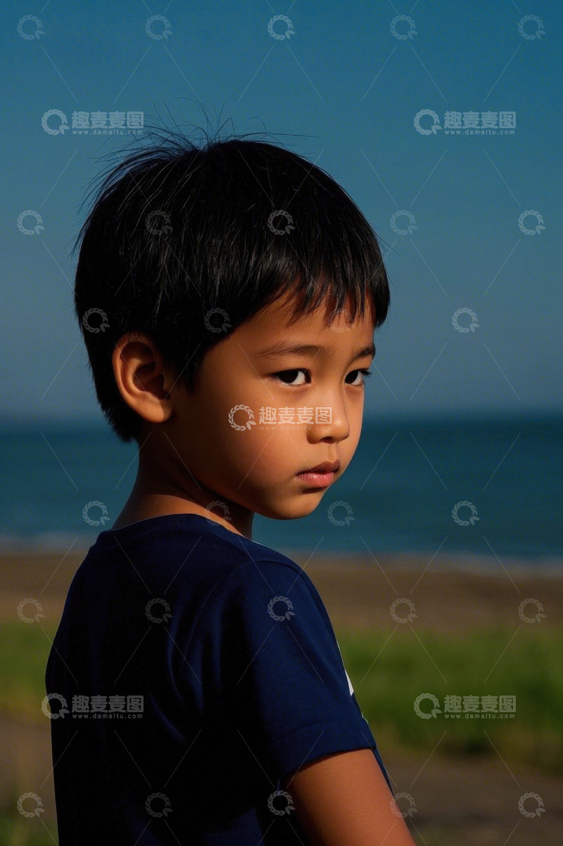 高清大图下载【趣麦麦图】男孩海边凝望远方神态专注
