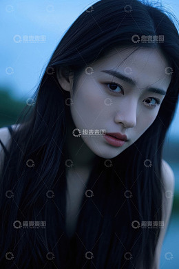 忧郁眼神的年轻女子侧颜照