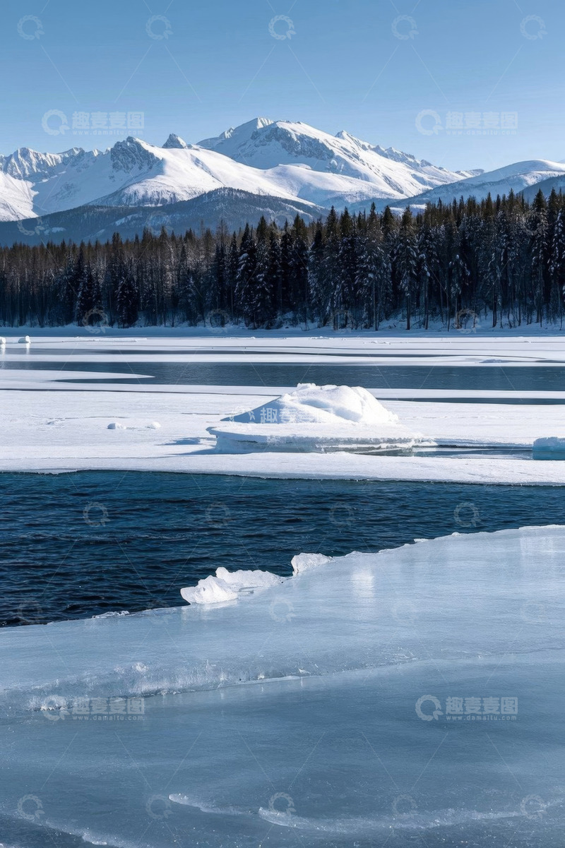 高清大图下载【趣麦麦图】雪山下冰封湖面与森林景观