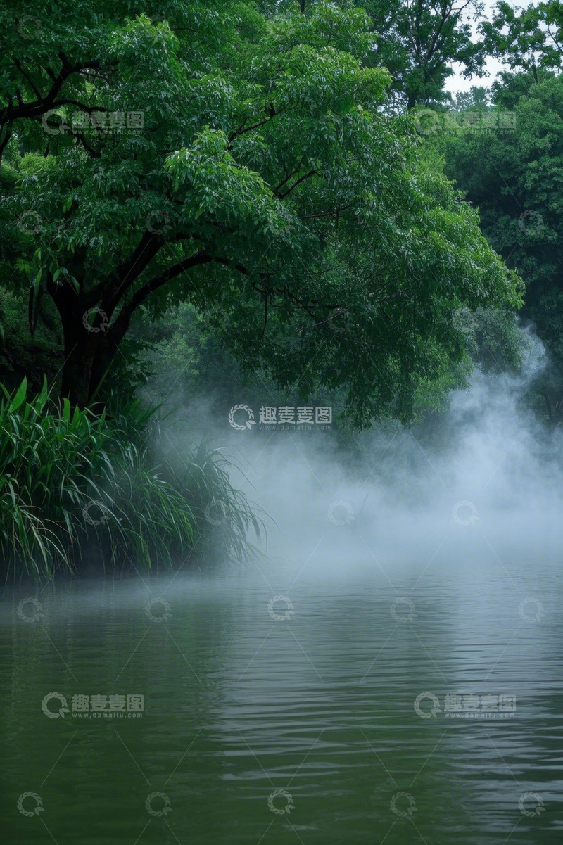 高清大图下载【趣麦麦图】湖边绿树环绕的雾气景观