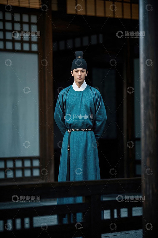 古装男子凝视前方神态安然