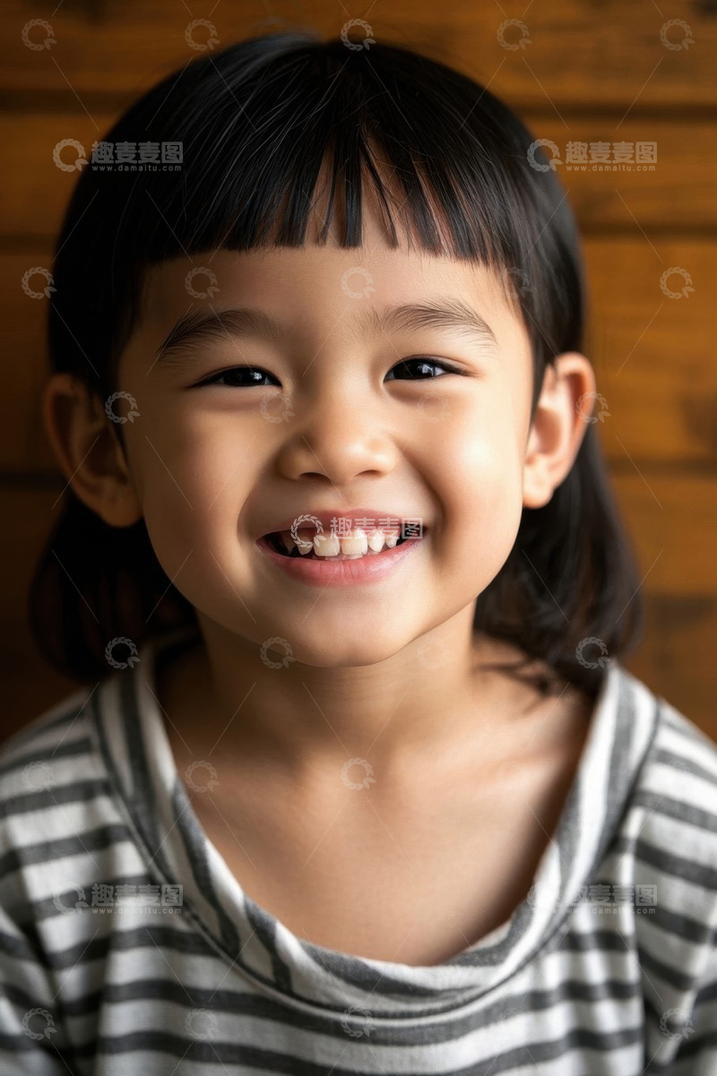高清大图下载【趣麦麦图】快乐笑容的小女孩可爱肖像