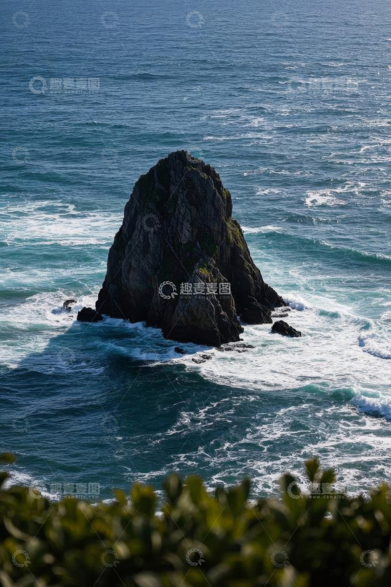 高清大图下载【趣麦麦图】海中矗立的孤立岩石景观