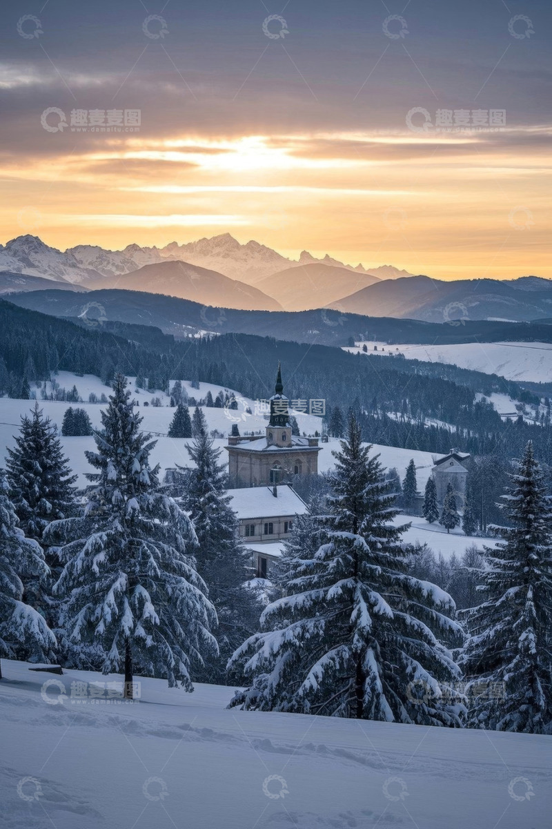 高清大图下载【趣麦麦图】雪山下被雪覆盖的森林与建筑