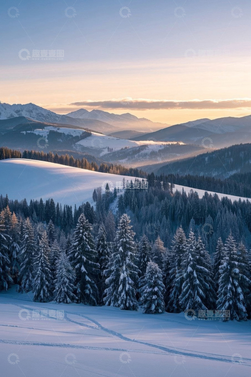 高清大图下载【趣麦麦图】雪覆山林与远山的冬日景致