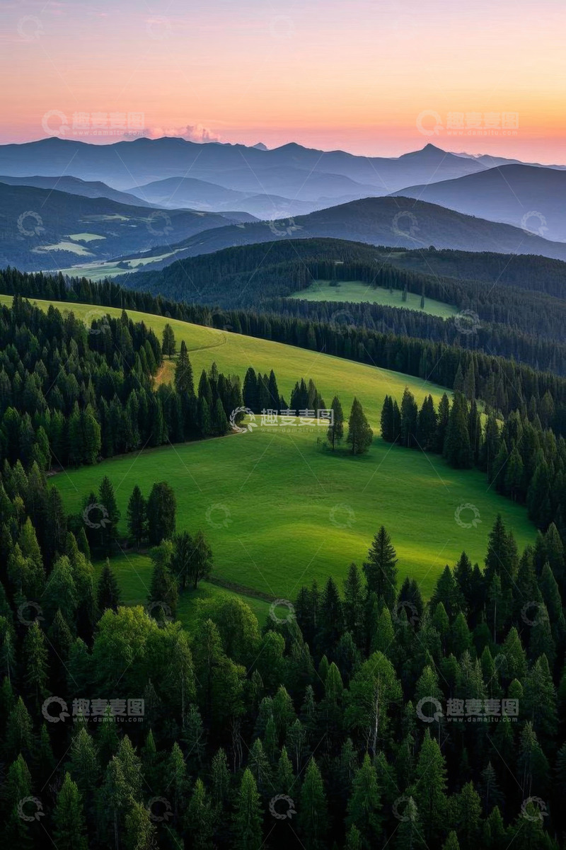 高清大图下载【趣麦麦图】山林间的绿色原野与日落景观