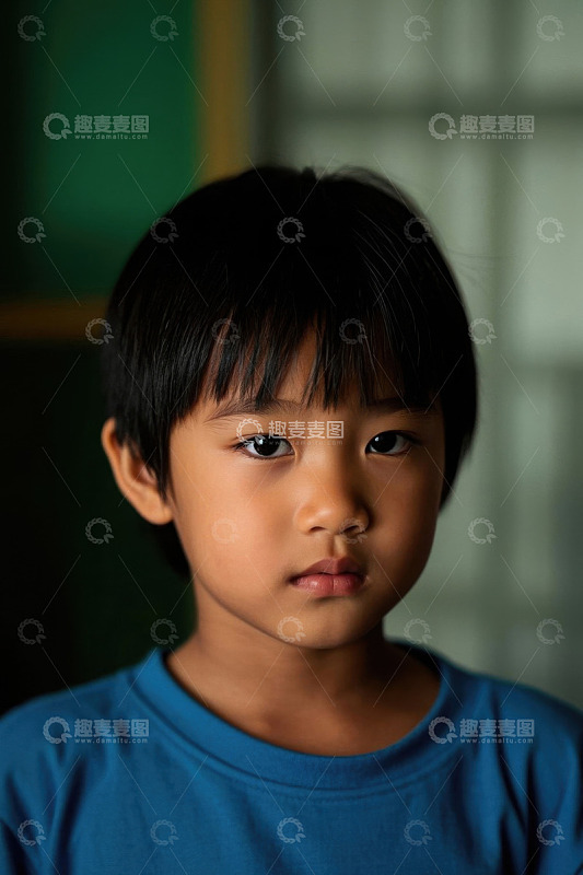忧郁眼神的小男孩肖像照